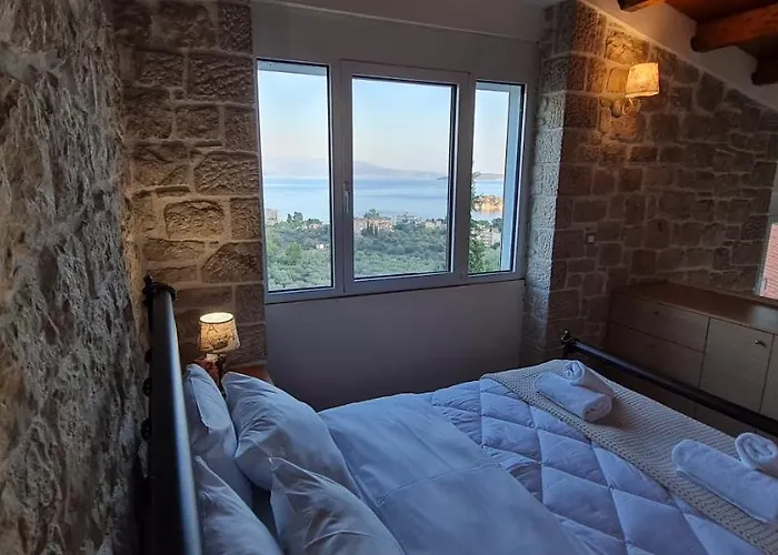 Πέτρα, Ελιά Και Λεβάντα